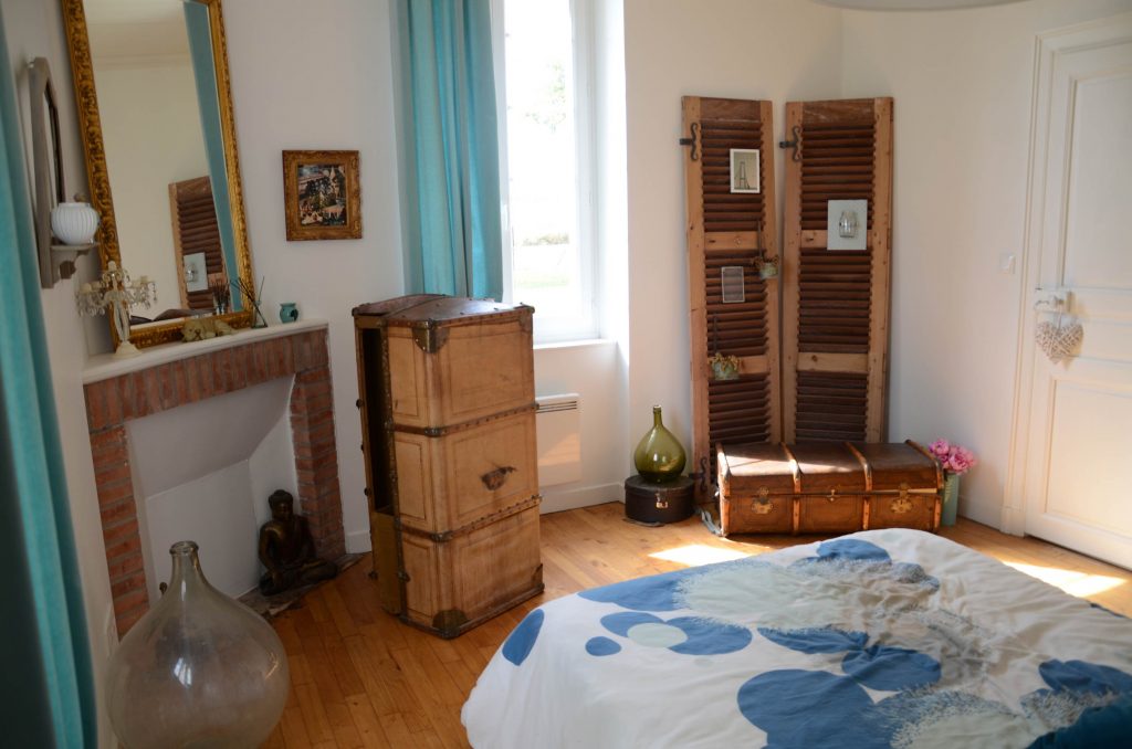 Chambre, déco voyage avec grande malle