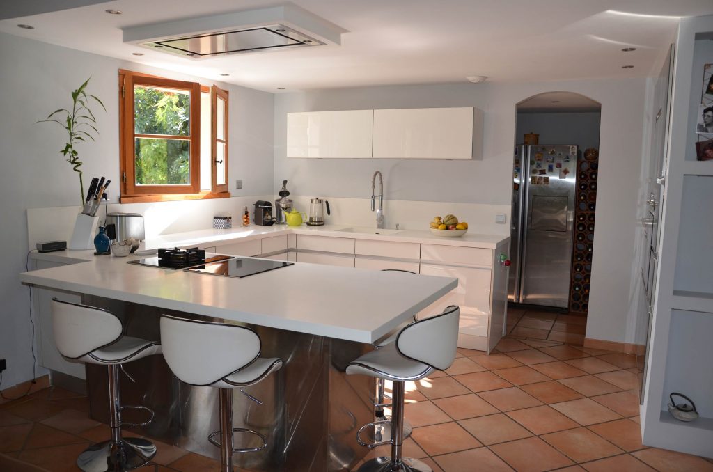 Cuisine moderne et design, blanche. Tabourets hauts