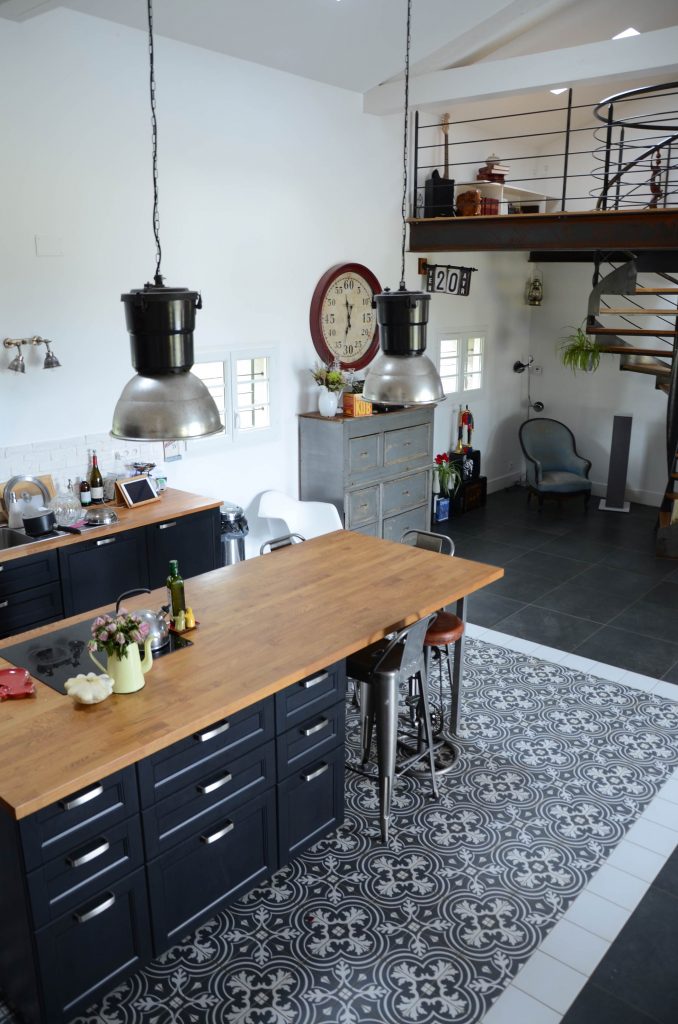 Carreaux de ciment au sol pour une cuisine vintage et moderne