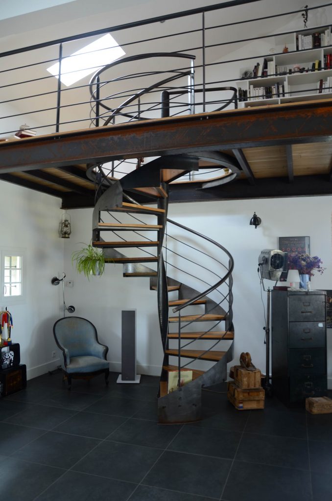 Escalier design en métal en colimaçon