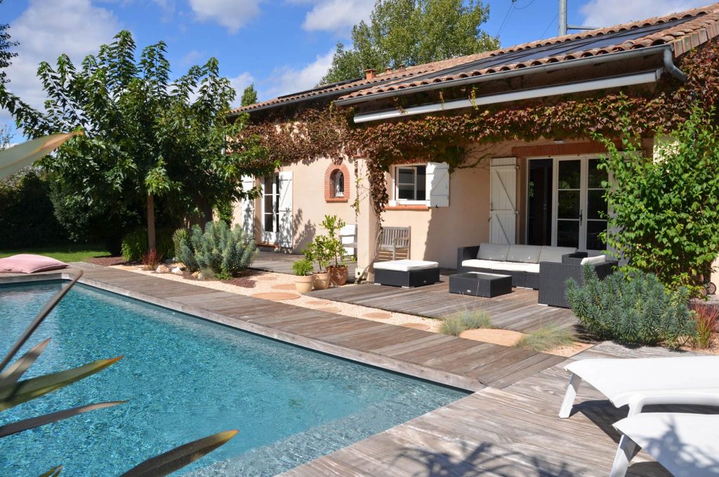 Extérieur paysager par Atelier Vert Jardin, piscine