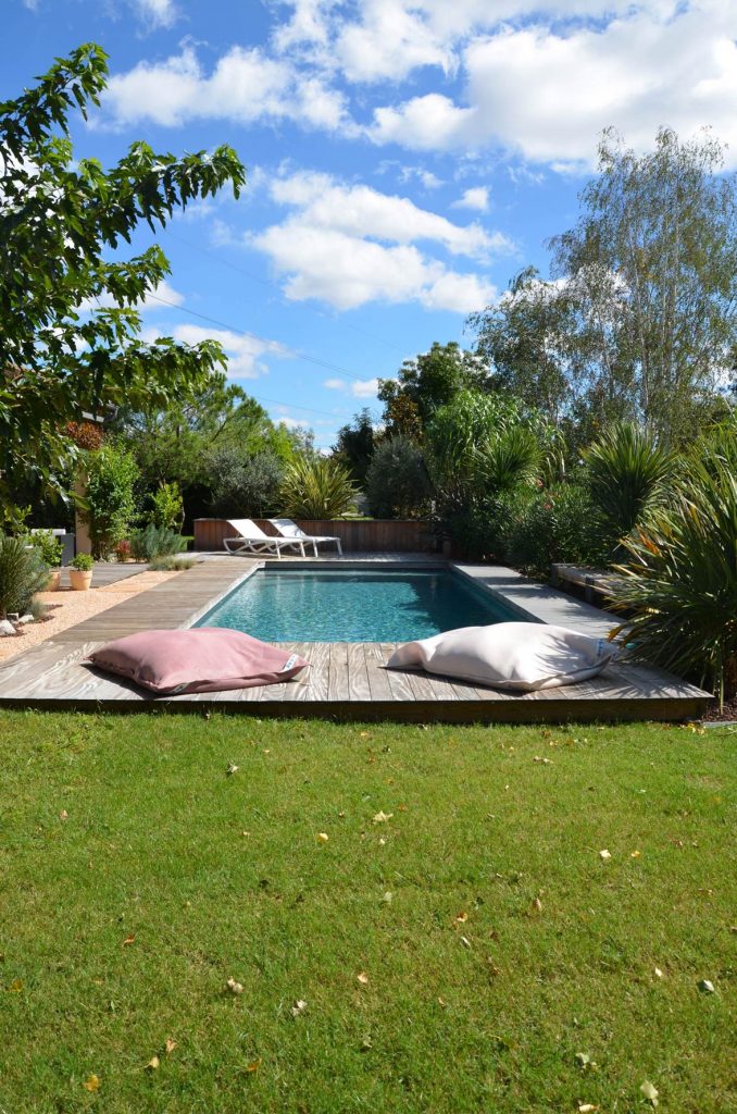 Piscine, jardin et poufs géants