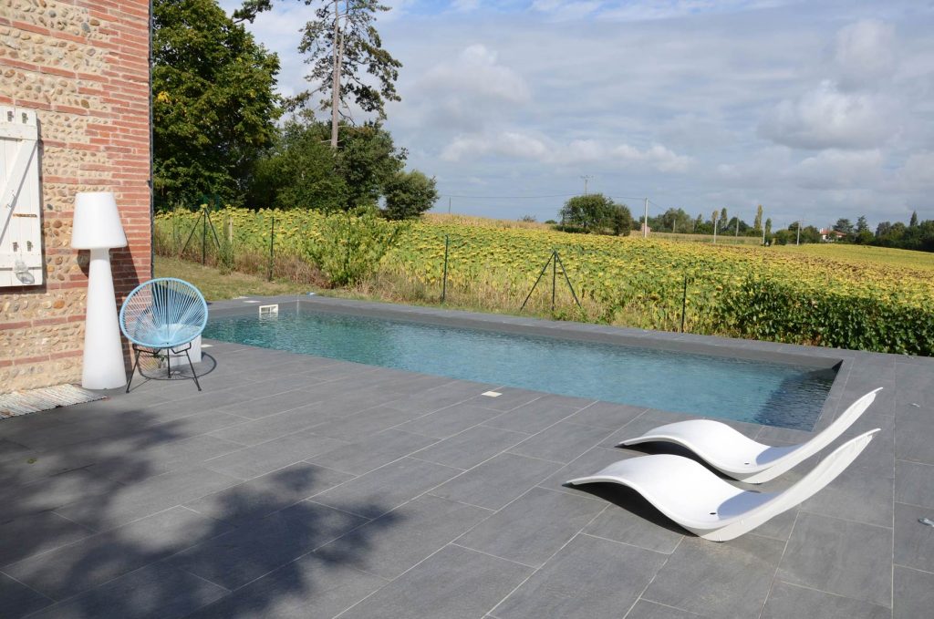 Liner gris dans la piscine, déco design d'extérieur