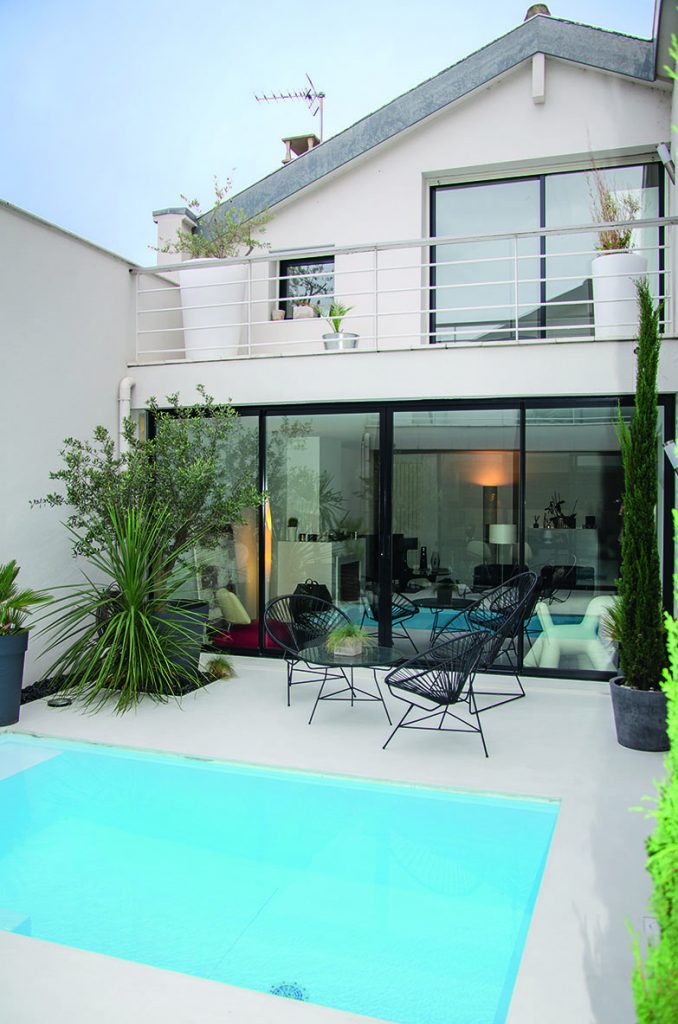 Patio avec piscine, maison design