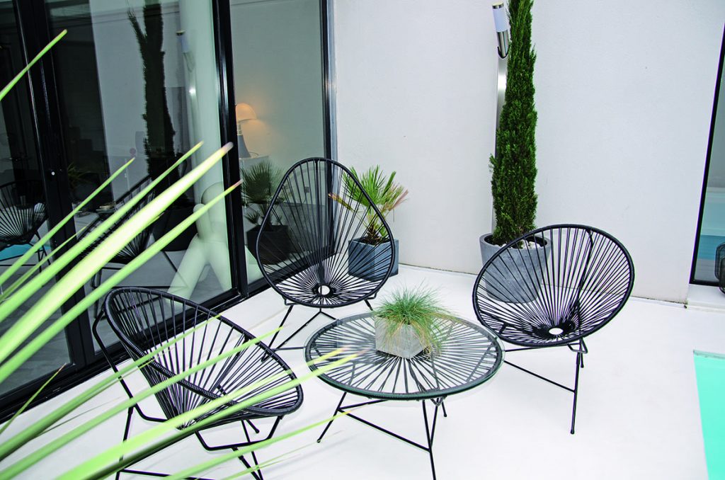 Salon de jardin Boqa dans patio avec piscine