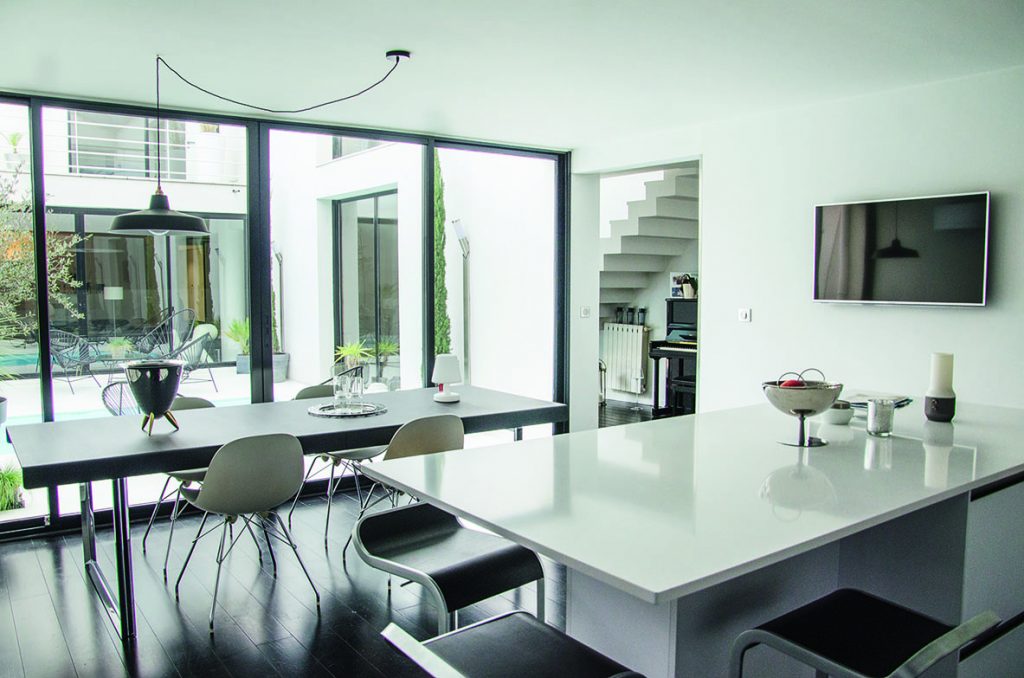 Cuisine et salle à manger en noir et blanc, épuré