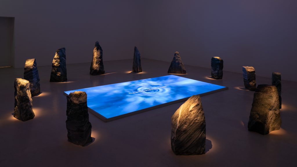 Tabita Rezaire, Mamelles Ancestrales, Den Frie Udstilling, 2019 ; Photographie par David Stjernholm. Courtesy de l'artiste et de Goodman Gallery