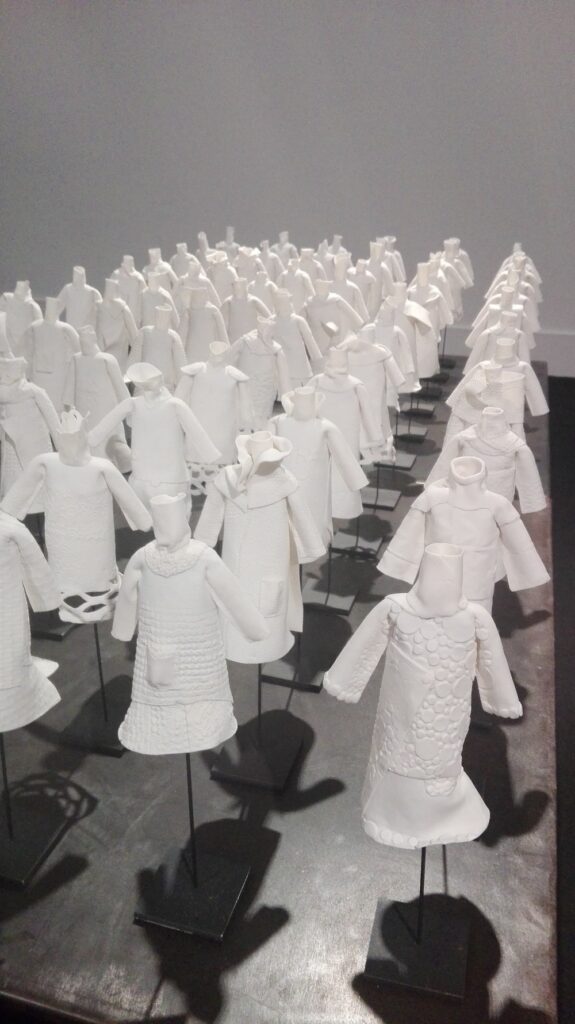 violaine ulmer porcelaine petit bonhomme blanc vetements table grise art artisan d'art design designer