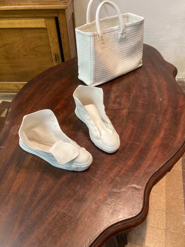 violaine ulmer procelaine chaussures sac design art artisan d'art table bois blanc art designer