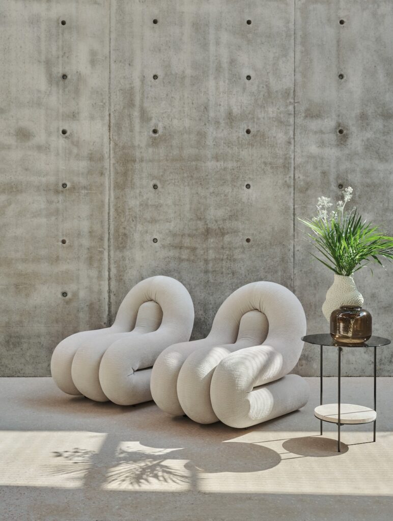 de fil en déco entre quatre murs revêtements muraux peinture papier peint déco décoration design ameublement aménagement couleur atypique moderne contemporain béton gris siège plante table Gianfranco Ferré Home