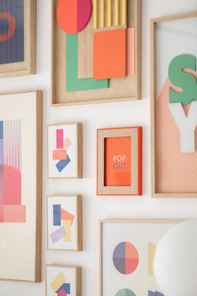 de fil en déco entre quatre murs revêtements muraux peinture papier peint déco décoration design ameublement aménagement couleur atypique moderne contemporain cadres coloré maisons du monde